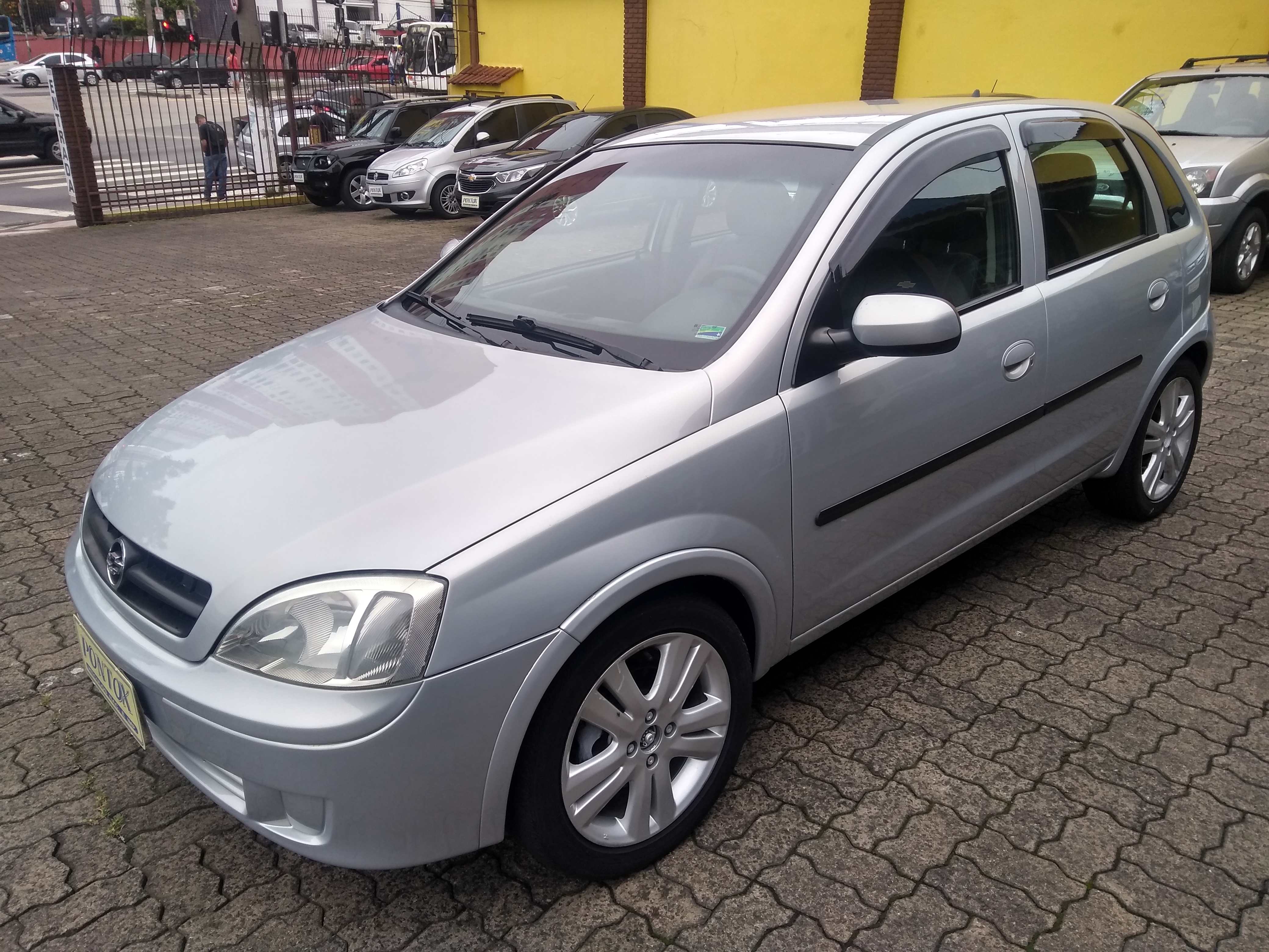 CORSA 1.8 HATCH 2003 ,COM AR DIREÇÃO VIDROS , BANCO EM COURO , EXCELENTE ESTADO , E PEGAR E ANDAR