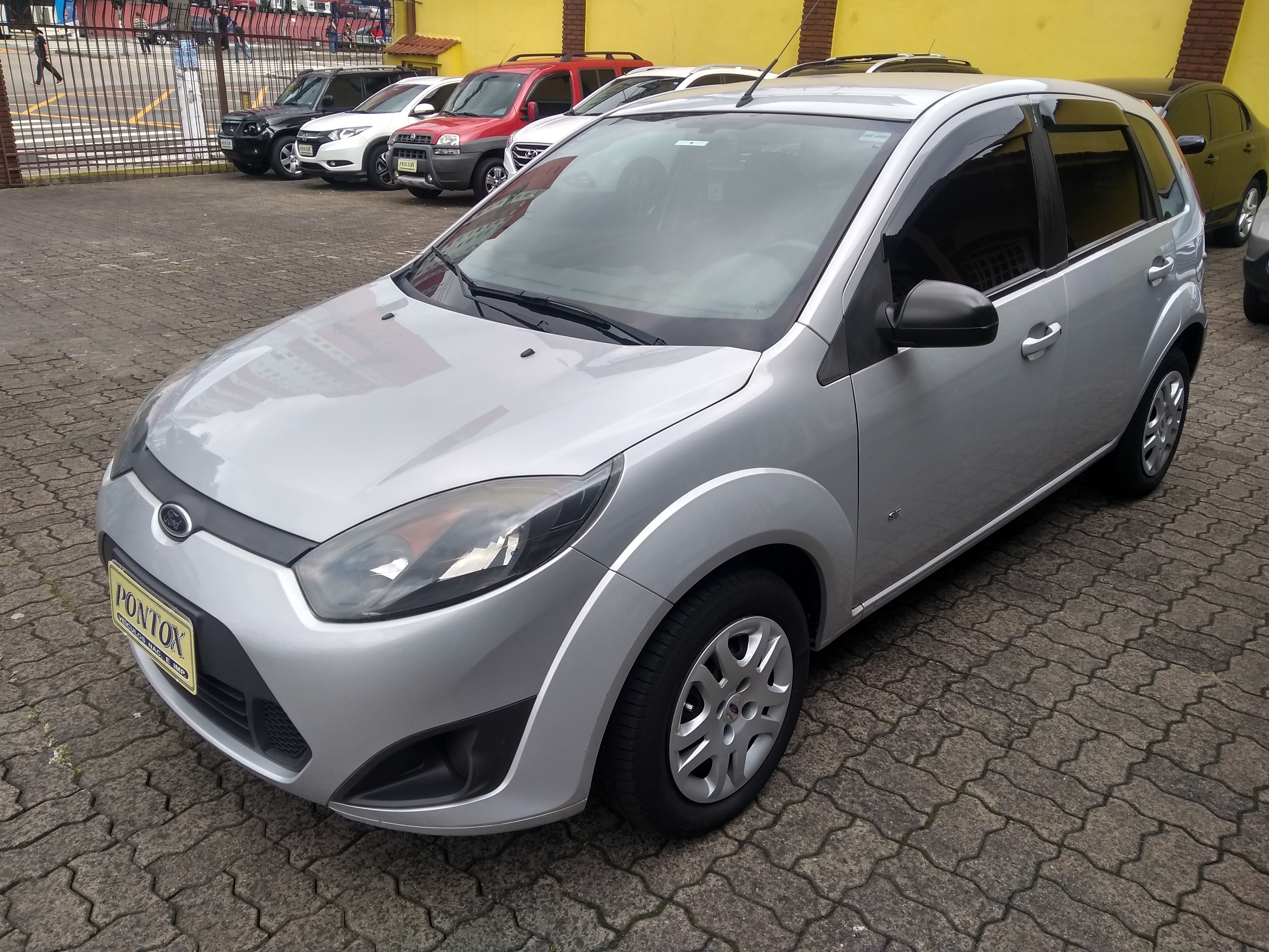 FIESTA 1.0 HATCH 2014 ,COM AR DIREÇÃO VIDROS E TRAVAS ,BAIXA KM E PEGAR E ANDAR