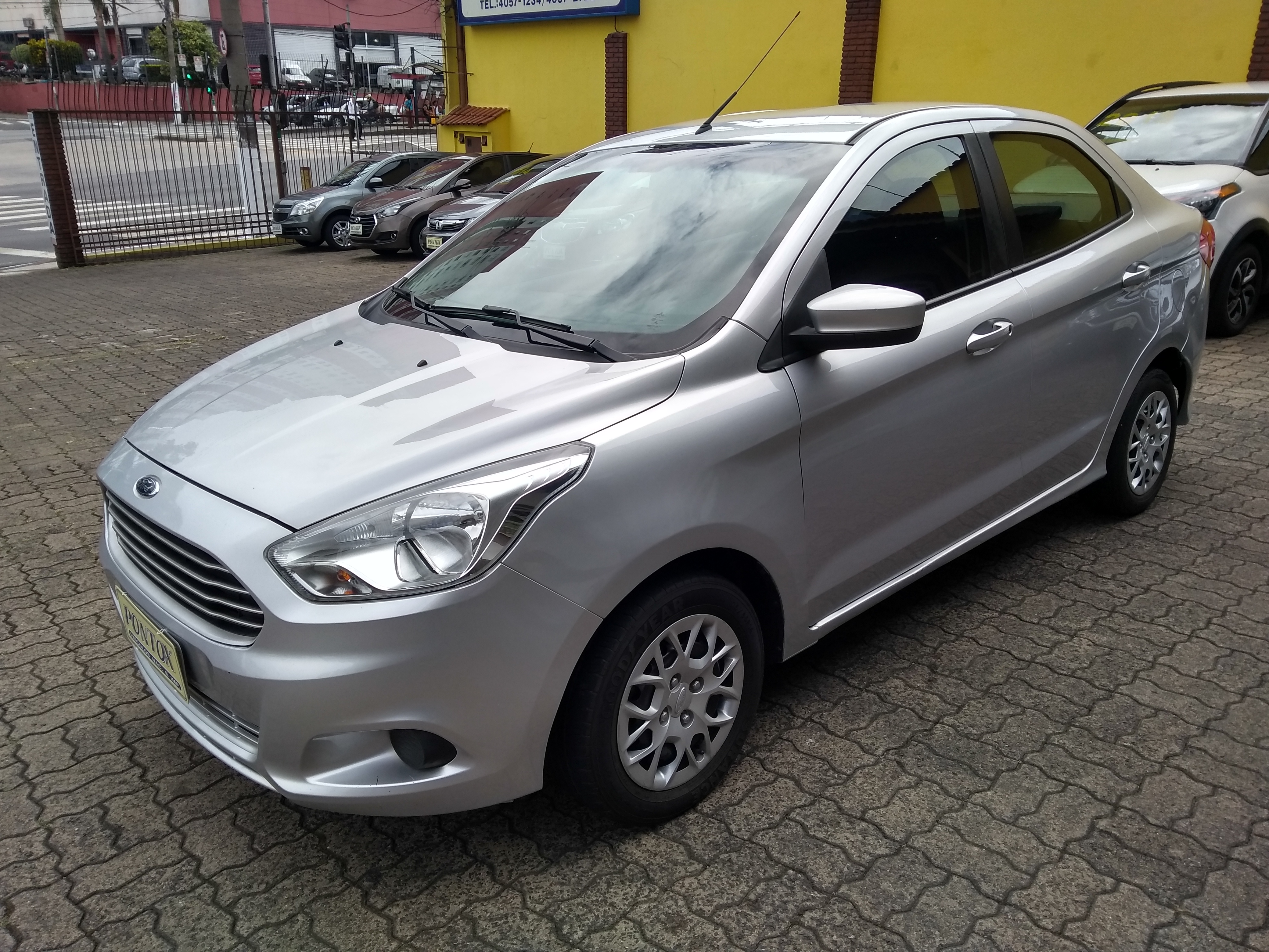 KA 1.5 SEDAN 2015/2015 ,EXCELENTE ESTADO ,COM AR DIREÇÃO VIDROS , PNEUS NOVOS , E PEGAR E ANDAR