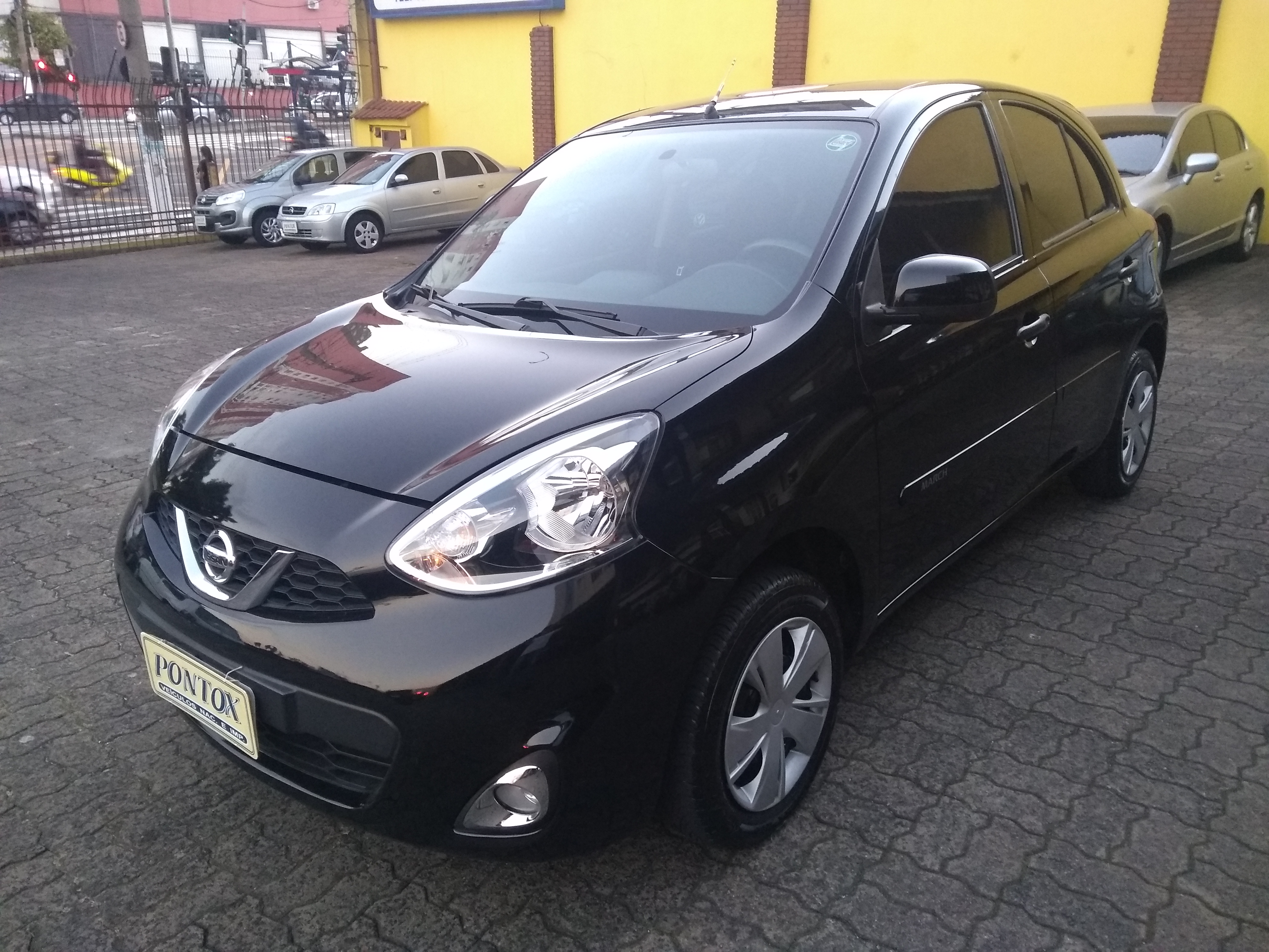NISSAN MARCH 1.0 COM BAIXA QUILOMETRAGEM , COMPLETO ,E PEGAR E ANDAR