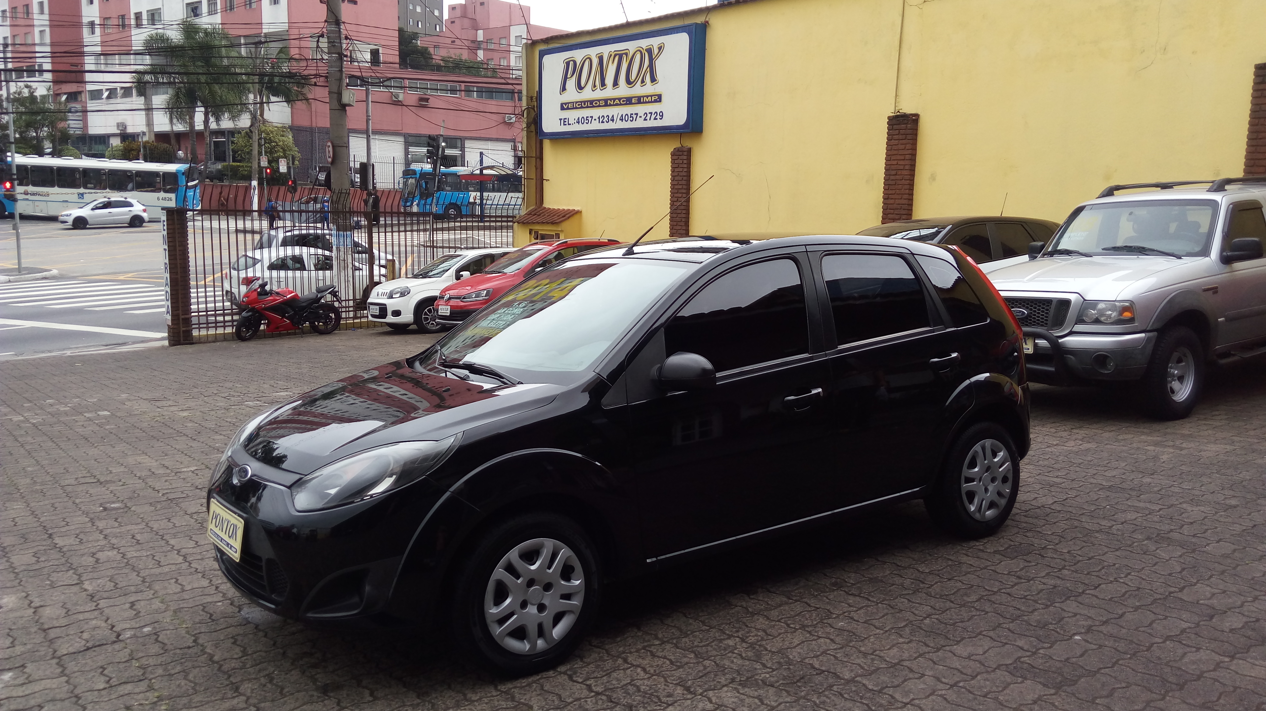 FIESTA 1.0 HATCH 2014 , COM AR DIREÇÃO VIDROS ,BAIXA KM , E PEGAR E ANDAR
