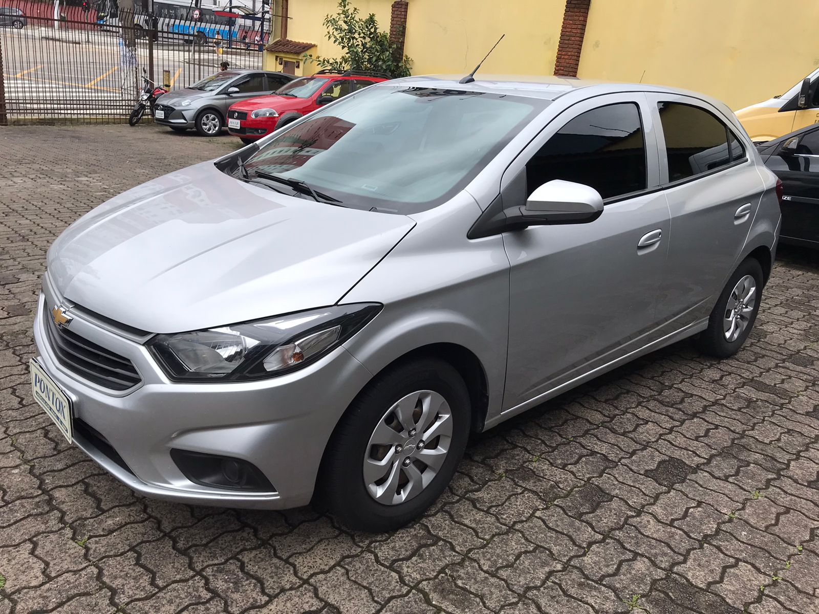 ONIX 1.0 LT, 2018, COM AR DIREÇÃO VIDROS , OTIMO ESTADO, E PEGAR E ANDAR