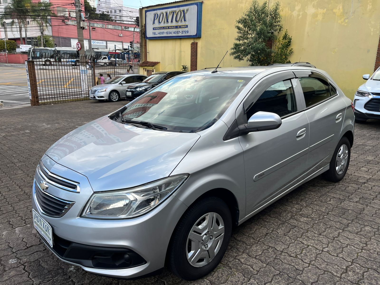 ONIX 1.0 LT 2014 , COM AR DIREÇÃO VIDROS TRAVAS E VARIOS OUTROS OPCIONAIS , BAIXA KM