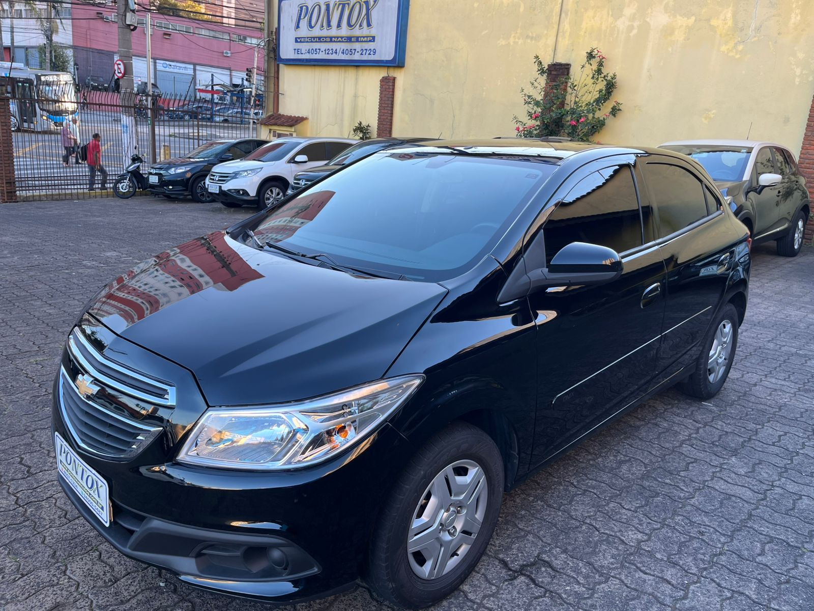 ONIX 1.0 LT 2014 , COM AR DIREÇÃO VIDROS TRAVAS , EXCELENTE ESTADO , E PEGAR E ANDAR