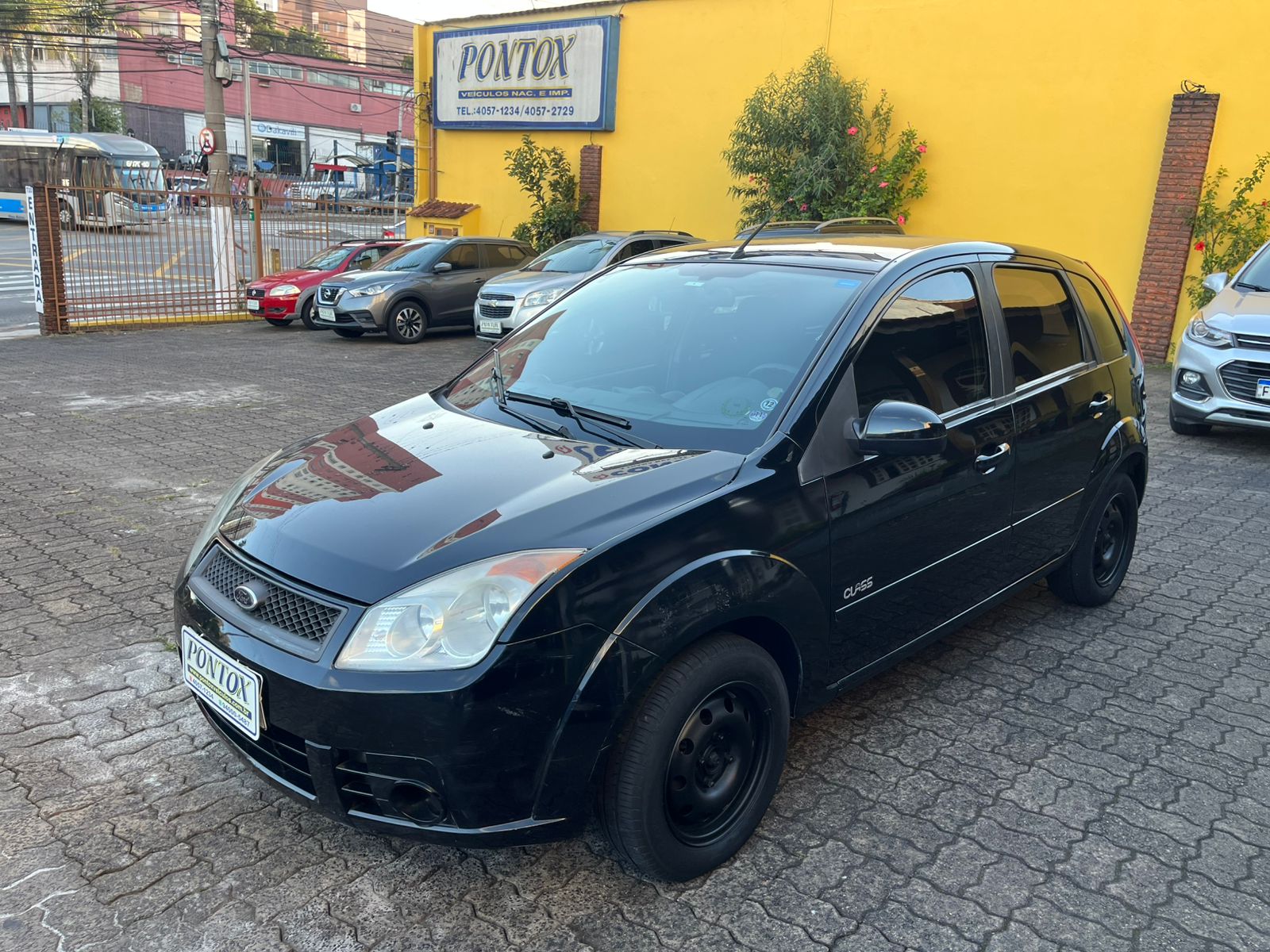 FORD FIESTA 1.0 FLEX 2010 ,COM AR DIREÇÃO VIDROS TRAVAS E VARIOS OUTROS OPCIONAIS